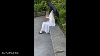 一个年轻的成年人以第一人称视角提供口交快感,然后进行双方同意的插入性行为。