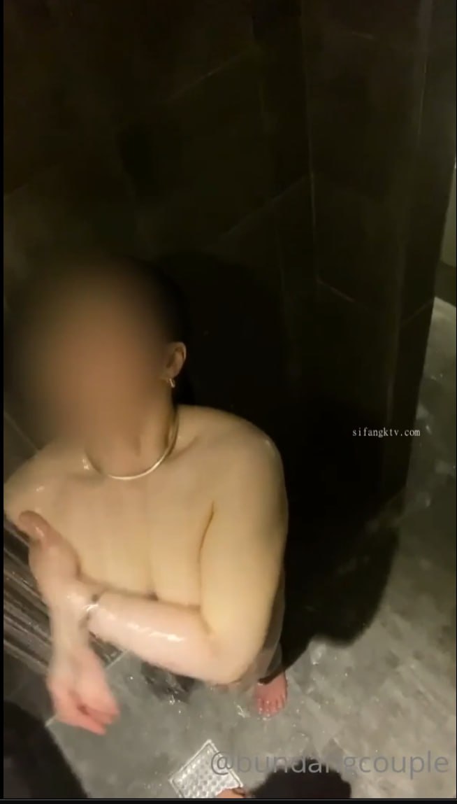 探索发现牛仔裙外围马尾妹 穿着内裤翘起揉捏屁股 69姿势口交舔屌 骑乘扭动小腰特写抽插